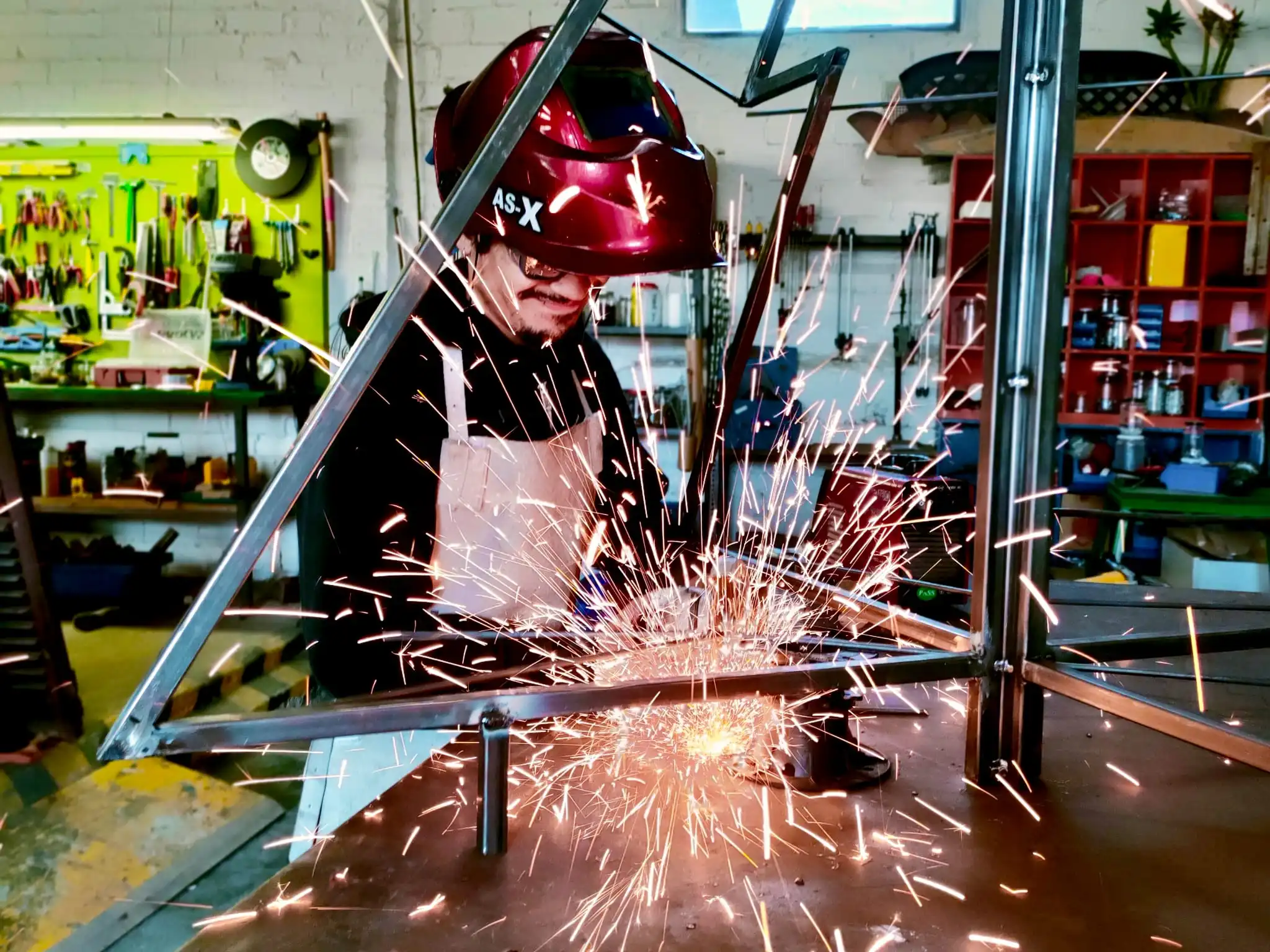 En IDEAS QUE SE TOCAN, creamos estructuras metálicas innovadoras y personalizadas, adaptadas a proyectos que requieren diseño, resistencia y originalidad. Nuestro equipo domina la fabricación de estructuras tubulares recubiertas con mallas metálicas, ofreciendo soluciones ligeras, duraderas y visualmente impactantes. Entre nuestros proyectos más recientes destaca la creación de un árbol de Navidad exclusivo para el reconocido florista Carlos de Troya. Esta pieza escultórica fue diseñada a partir de una estructura tubular meticulosamente calculada, proporcionando una base sólida para su posterior decoración con bolas navideñas, a cargo del equipo de Carlos. El resultado fue una composición elegante y armoniosa, que formó parte de la decoración navideña de Las Rozas Village, en su zona de venta privada. Si buscas una estructura metálica a medida para tu evento, escaparate o instalación especial, contáctanos y llevaremos tu idea a la realidad.